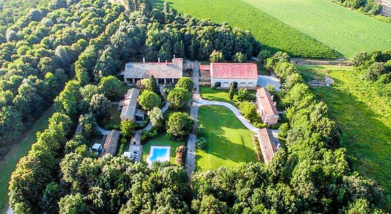 Farm with pool & yard in Rovigo