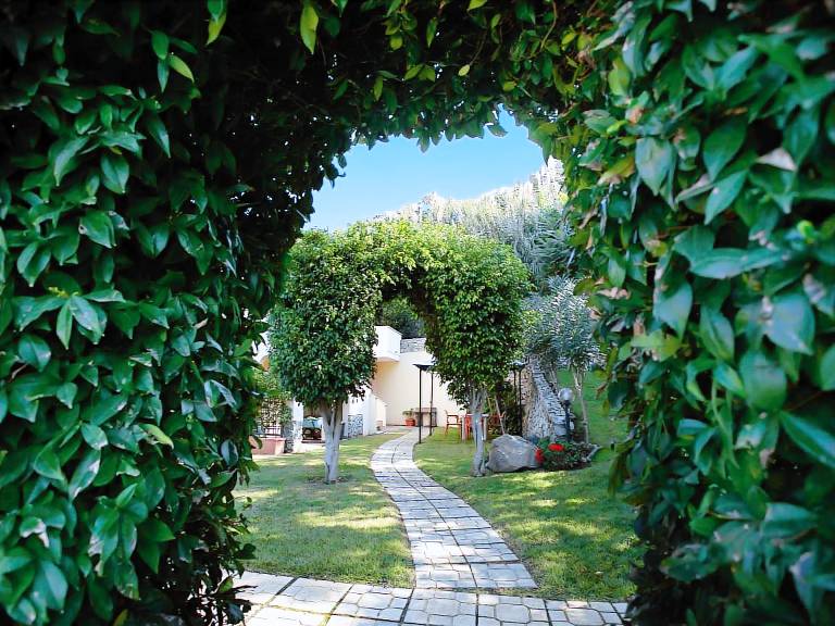 Child-friendly charming apartment with yard & barbeque | Nature view | Beach nearby | Dogs allowed — photo 3