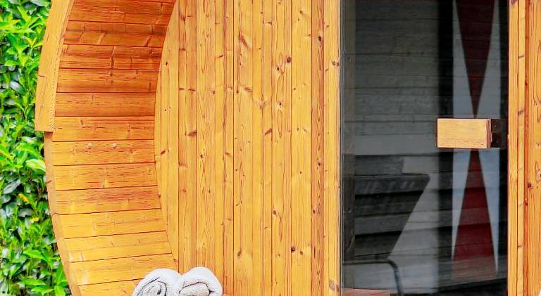 Chalet with hot tub & sauna — photo 5