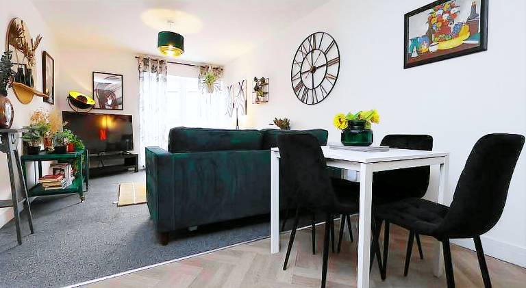 26 7 mins Stadium Central Apartment - sleeps 4 - "Perfect for Contractors and Families - Free Stree — photo 4