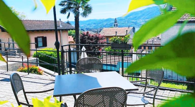 Apartment with patio & yard — photo 4