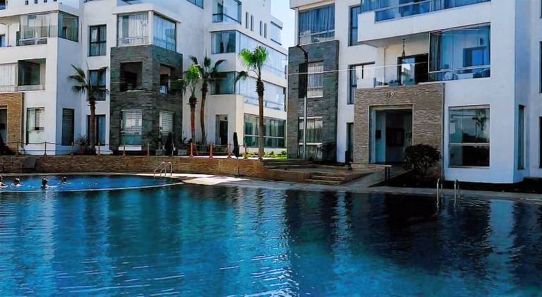 Apartment with pool — photo 4