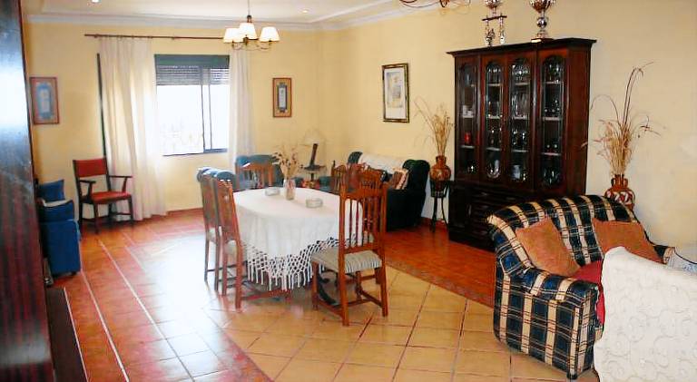 Beautiful vacation home with barbeque, patio & yard | Pet-friendly — photo 3