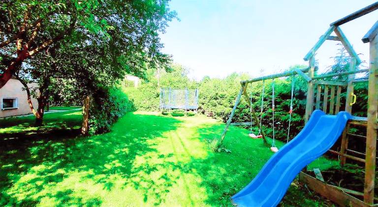 Holiday apartment with yard & patio — photo 4