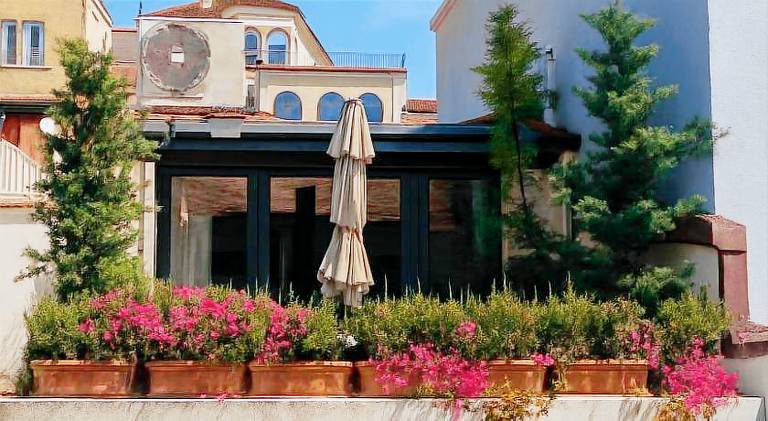 Rental apartment with patio & garden | Next to Taksim Square | Good for workation in Marmara