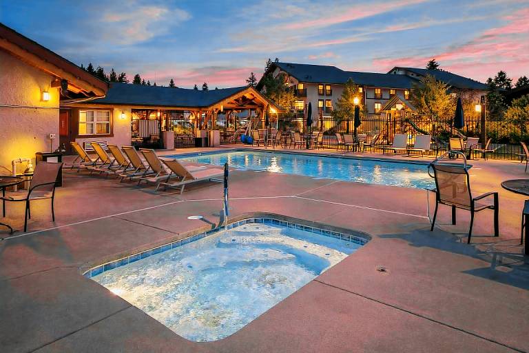 Condo with heated pool, barbecue & hot tub — photo 2