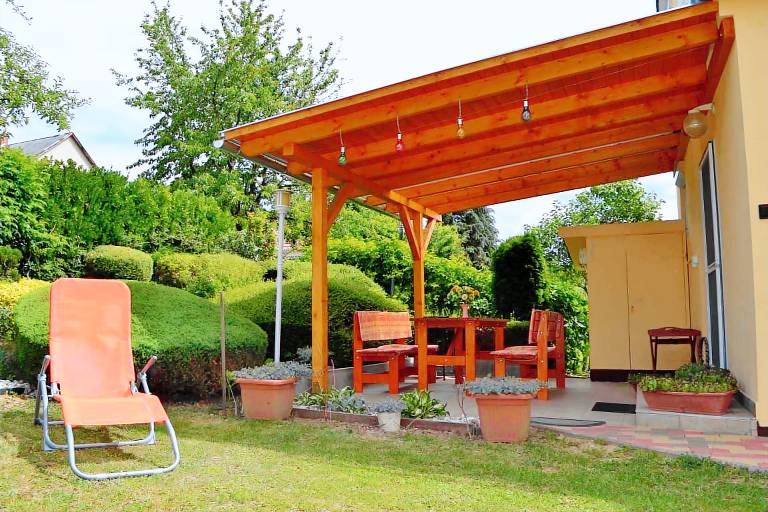 Holiday apartment with yard, BBQ & terrace — photo 4