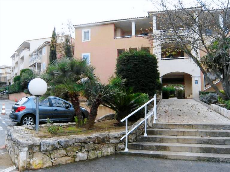 Rental apartment with barbecue, yard & terrace — photo 4
