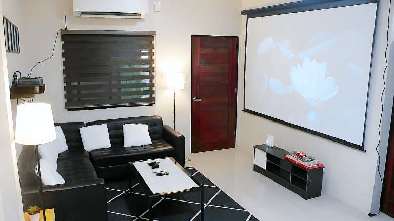 House with jacuzzi, pool & garden | Suitable for remote work | Dogs allowed in Pasay