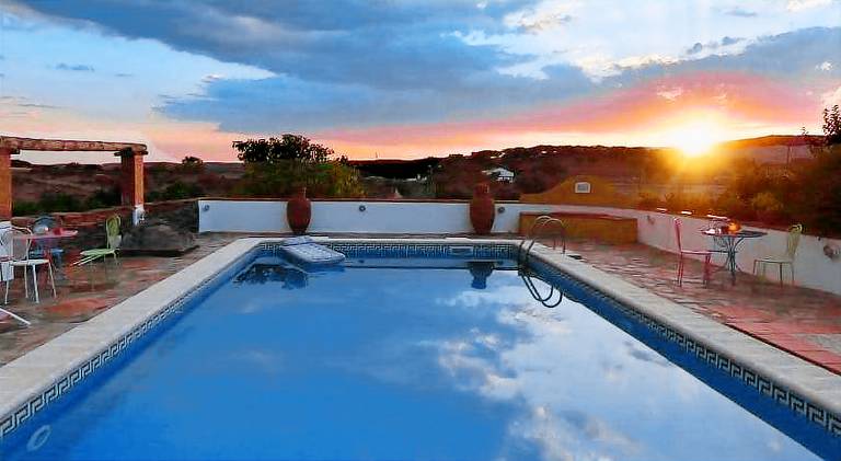 Vacation home with yard & pool — photo 3