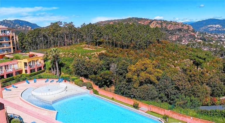 Beautiful serviced apartment with pool & patio | Pets allowed — photo 3