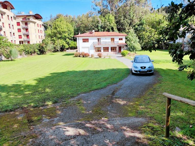 Spacious villa with terrace & yard | Suitable for remote work | Pets are welcome in Llanes