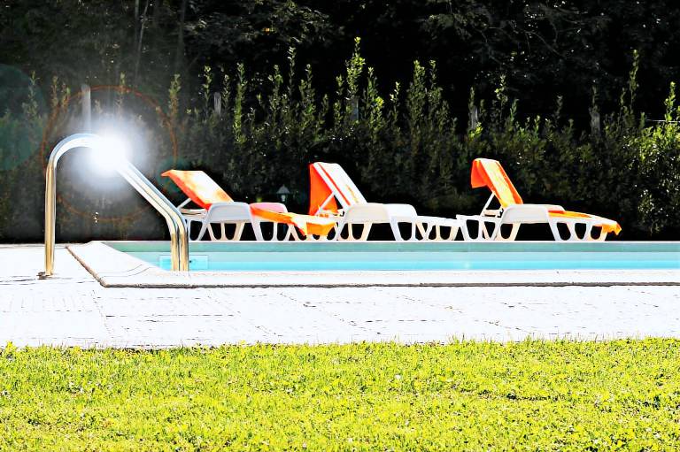 Resort with pool, BBQ & garden | Pets allowed — photo 4