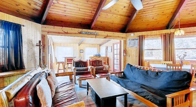 Vacation home with pool | Pets allowed — photo 4