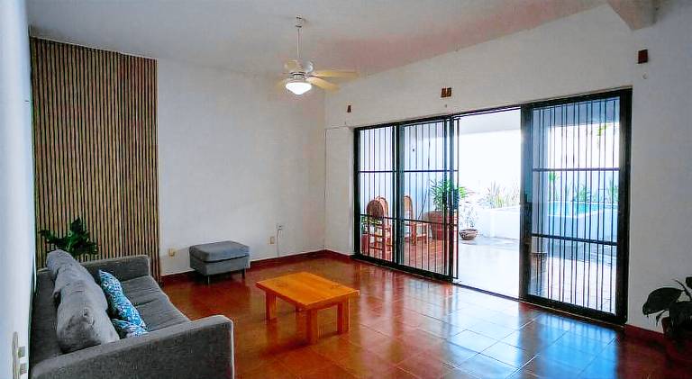 Ample vacation home with pool | Pets are welcome — photo 2