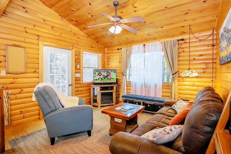 Cozy, Wooded Cabin near Outdoor Activities — photo 2