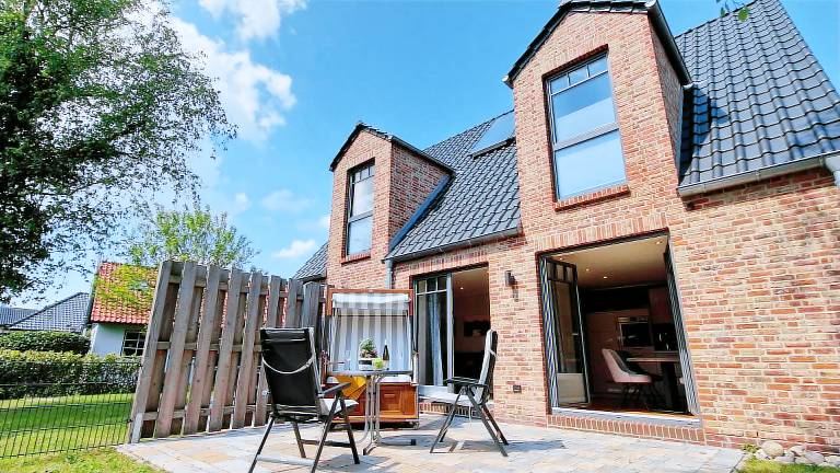 Holiday apartment with yard & patio — photo 4