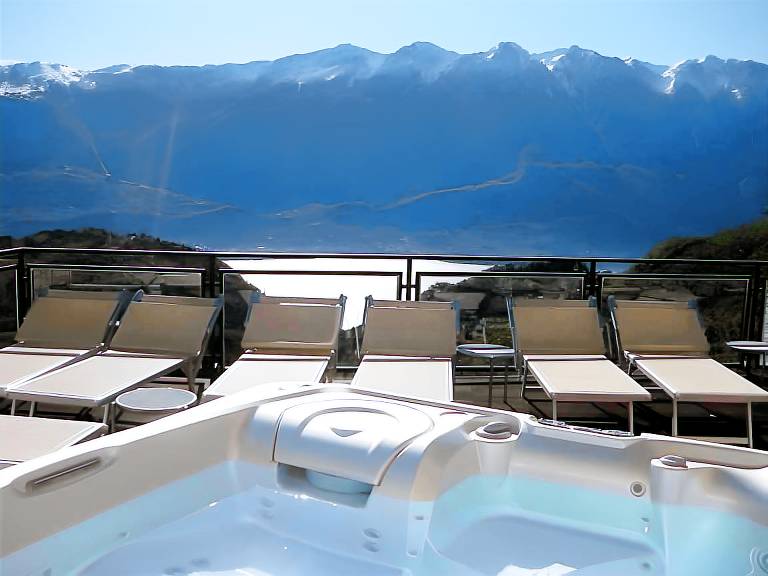 Vacation home with hot tub, patio & garden — photo 5