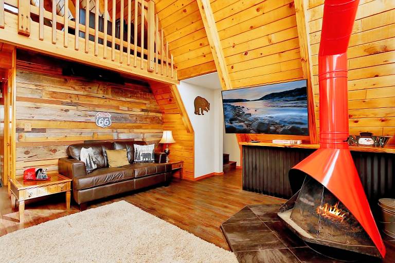 Black Diamond Vista Hot Tub • 3 Decks • Dog-Friendly • Steps to Bear Mountain Resort — photo 5