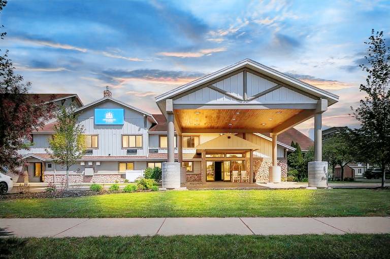 White Pines Inn & Suites