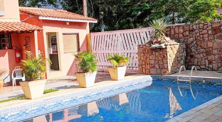 Vacation home with barbecue, yard & pool — photo 2