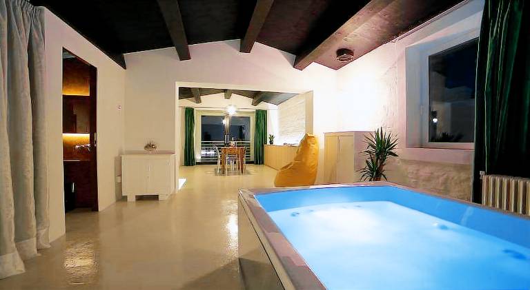 Holiday apartment with pool & hot tub — photo 2