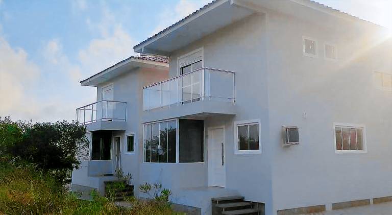Children-friendly house with pool, garden & patio | Good for workation | Dogs allowed in Florianópolis