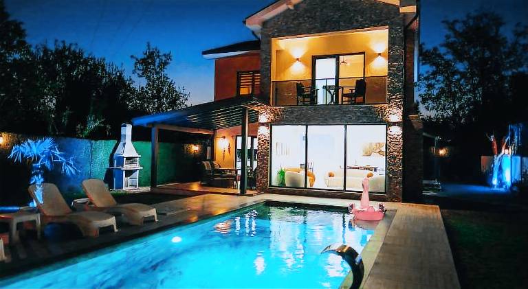 Villa with terrace, private pool & yard | Water view — photo 4