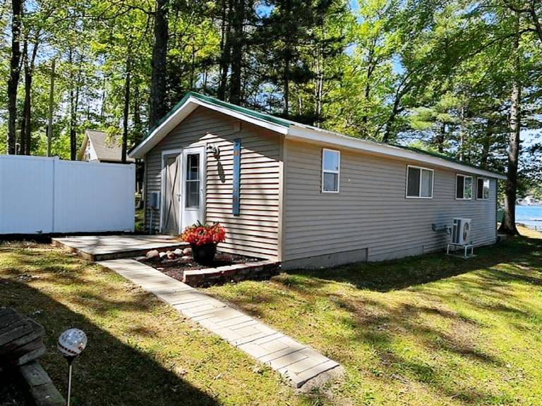 Cabin  Canadian Lakes