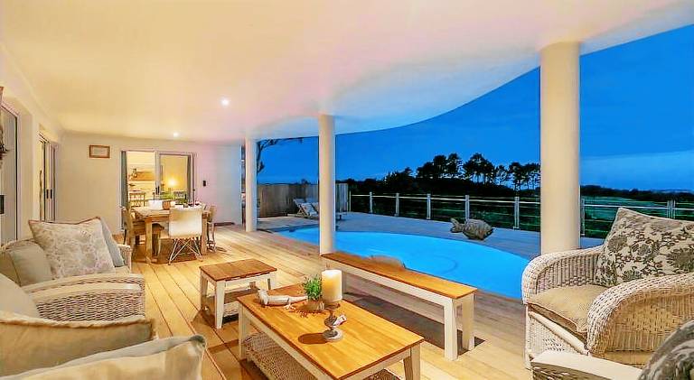 Vacation home with pool — photo 2