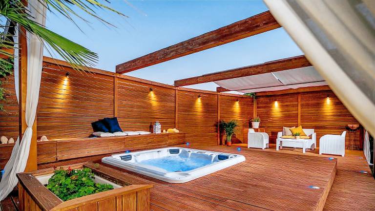 Villa with grill, hot tub & garden | Garden view — photo 2