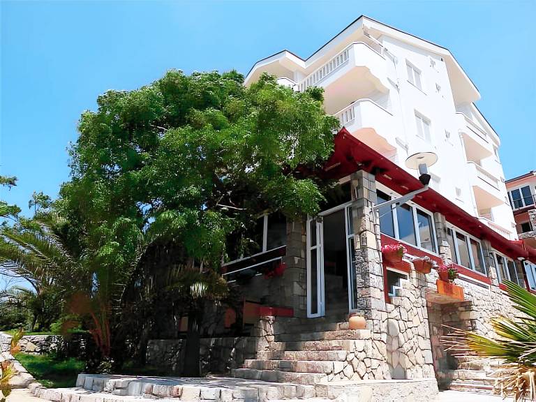 Hotel R in Ulcinj