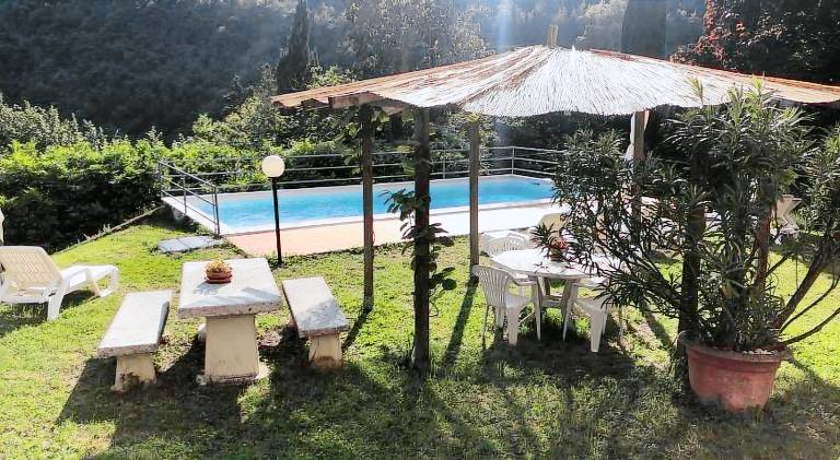 Rental apartment with yard, pool & barbeque in Fivizzano