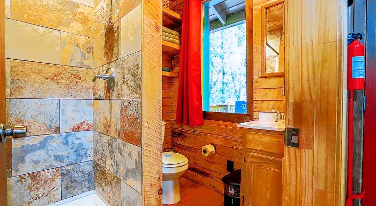 House with hot tub — photo 2
