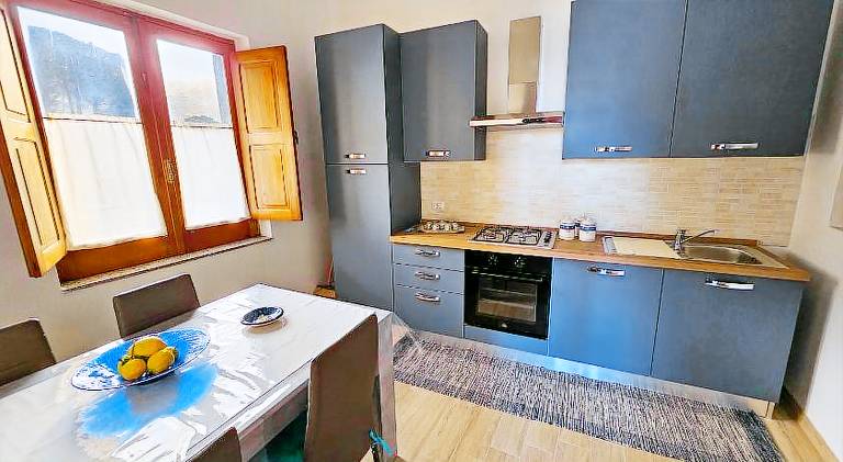 Vacation home with terrace, barbecue & yard — photo 3