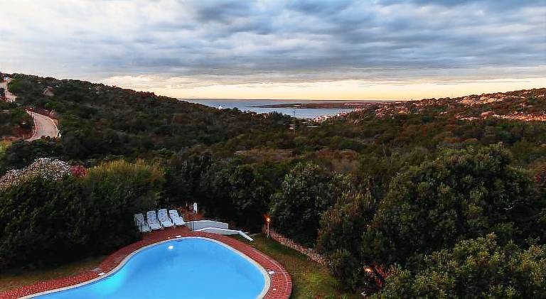 Serviced apartment with barbecue, yard & pool — photo 4