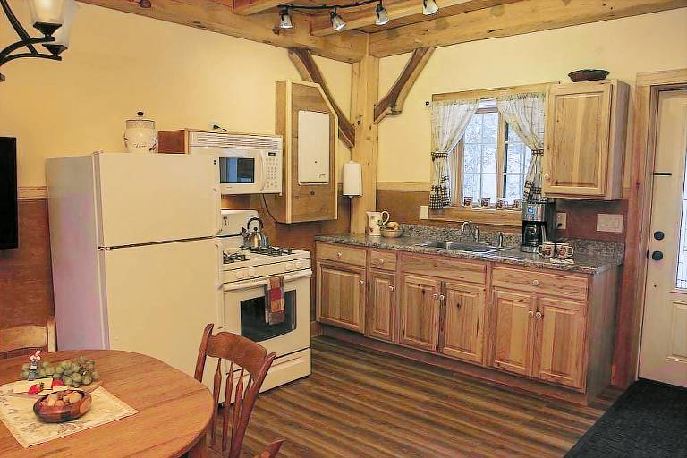 Lodge with hot tub, yard & barbeque — photo 4