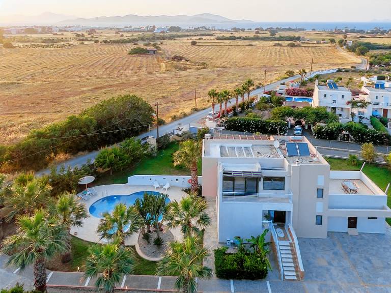 Fully equipped big house with grill, private pool & terrace | Dogs allowed — photo 2