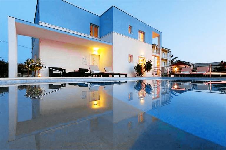 Modern 4-BR Villa for 9 with private heated pool, close to the beach in Podstrana