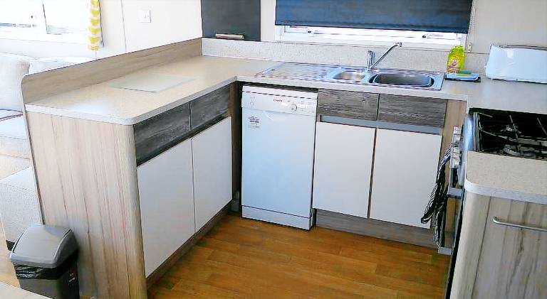 Kingfisher Surf Shack 8 Berth Central Heated Close to site entrance FREE WIFI — photo 5