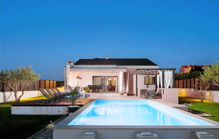 Villa with barbecue, hot tub & private pool — photo 2