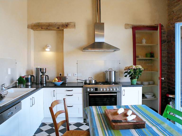House with patio, yard & barbecue — photo 3