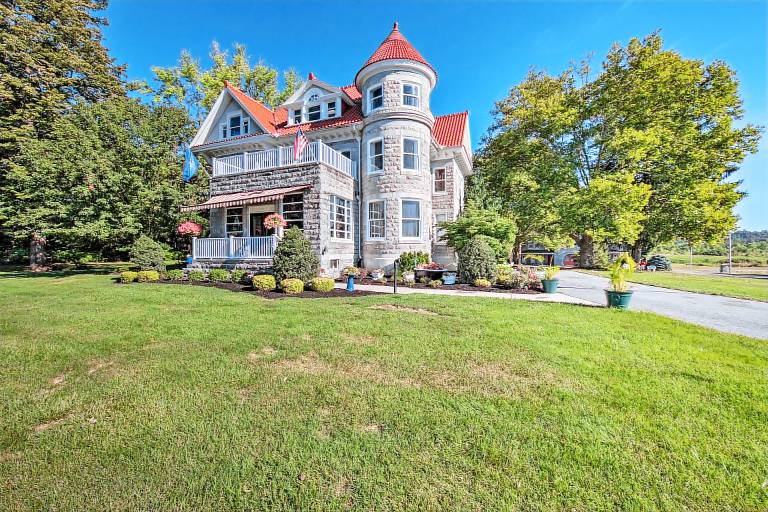 8 Mi to Hersheypark: 'Millard Mansion' in Annville — photo 3