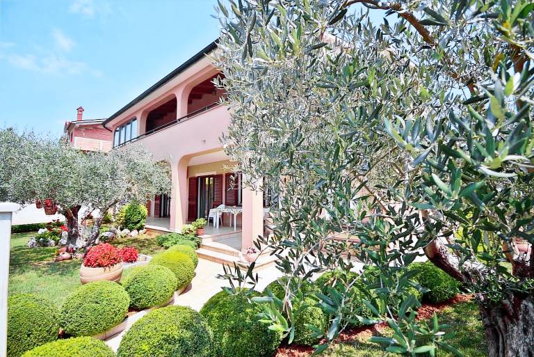 Holiday apartment with patio, BBQ & yard in Pula