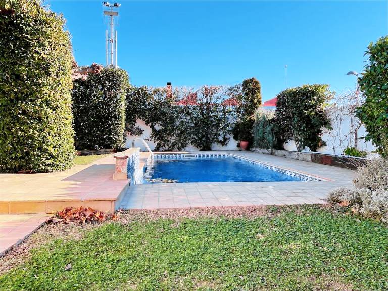 Villa with yard & private pool | Dogs allowed — photo 2
