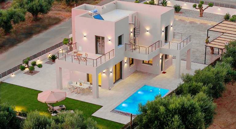 Villa with patio, BBQ & jacuzzi | Close to the beach | Pet-friendly in Trifylia