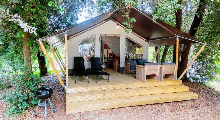 Tent with terrace, pool & yard in Tar-Vabriga