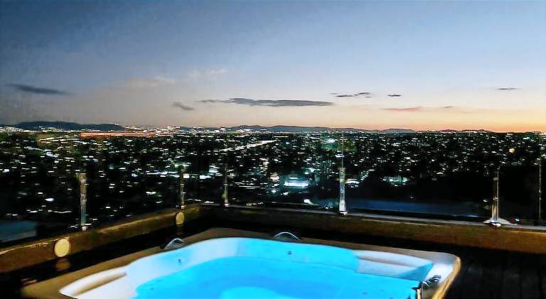 Vacation home with jacuzzi — photo 3