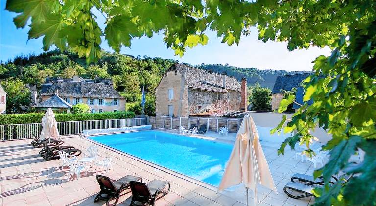 LOGIS HOTEL L'HOTEL DES BAINS - Salles-la-Source — photo 3