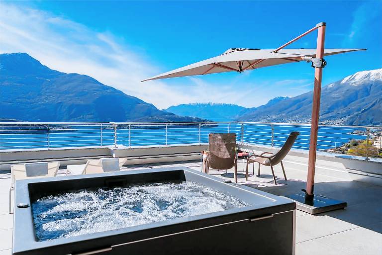 Apartment with patio, hot tub & sauna | Panoramic view in Gravedona